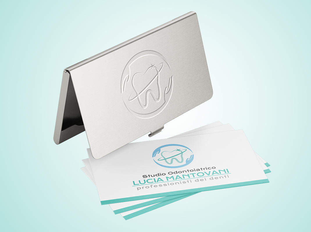 Business card dentista con porta biglietti da visita e logo Studio Odontoiatrico Lucia Mantovani inciso.