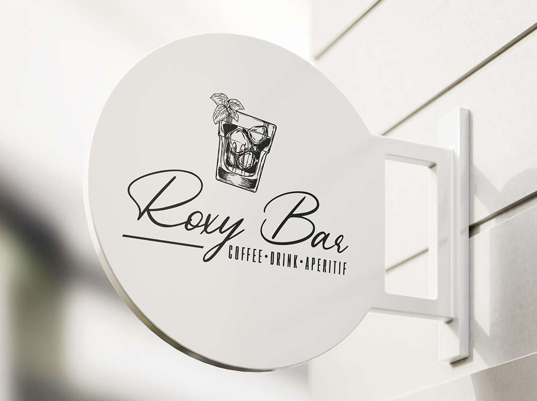 Progettazione logo Roxy Bar e utilizzo su un insegna da muro in ferro pitturato.