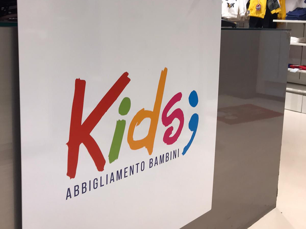 Prespaziato Kids; sotto cassa mobiletto interno.