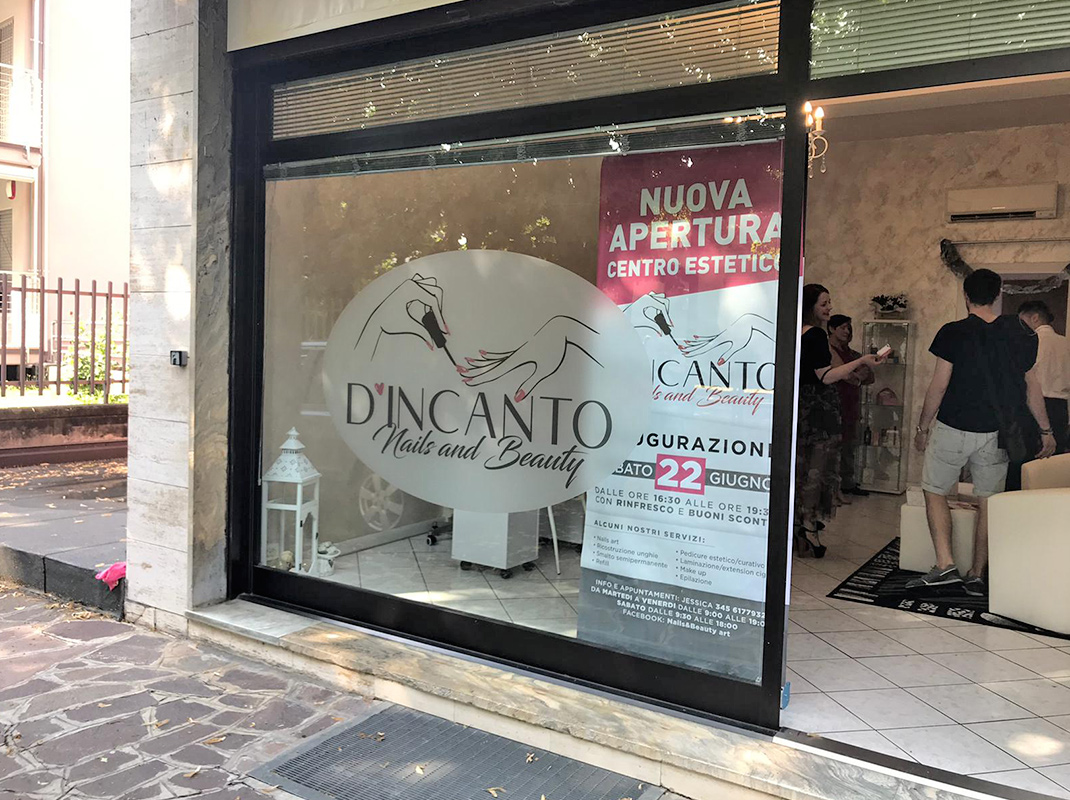 Vetrina, Vetrofania e insegna per nuova apertura a treviglio, D'incanto Nails and Beauty.