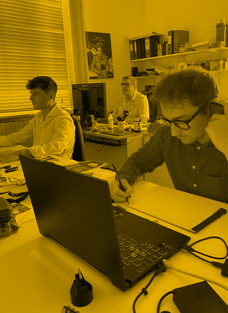 chi-siamo-am-studio-grafico-uffici-treviglio-produzione-ufficio-al-lavoro